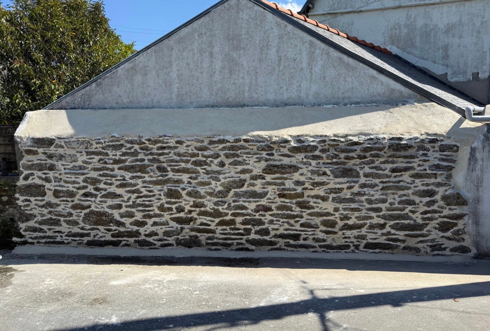 Mur en pierre après rejointoiement à la chaux par EURL Travaux Construction