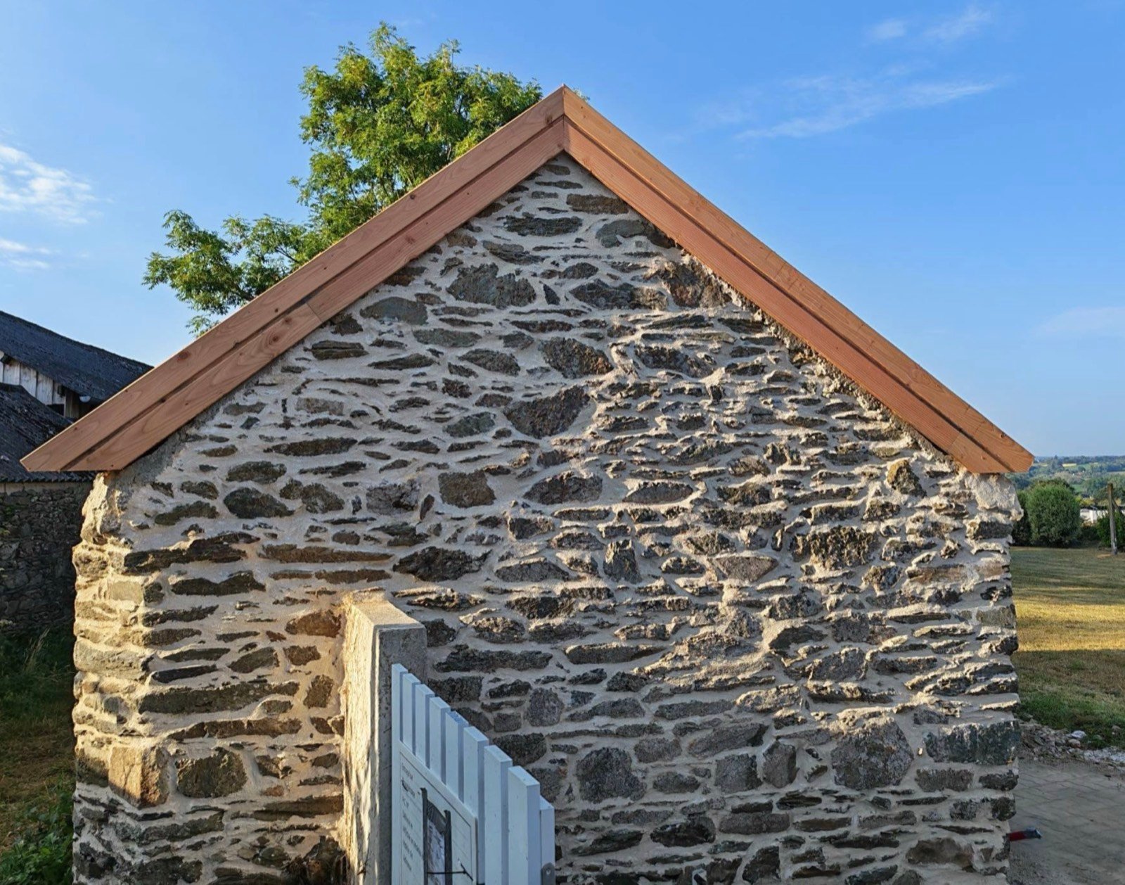 Pignon de longère en pierre rénové par EURL Travaux Construction